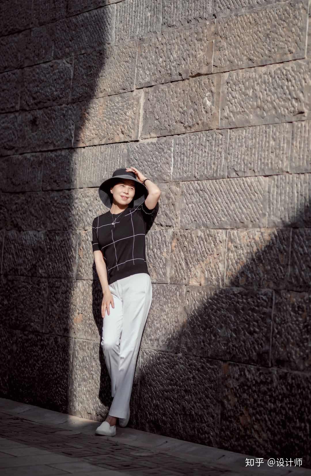 女人到了中年拍照别比剪刀手送你7个姿势拍照优雅好看有气质