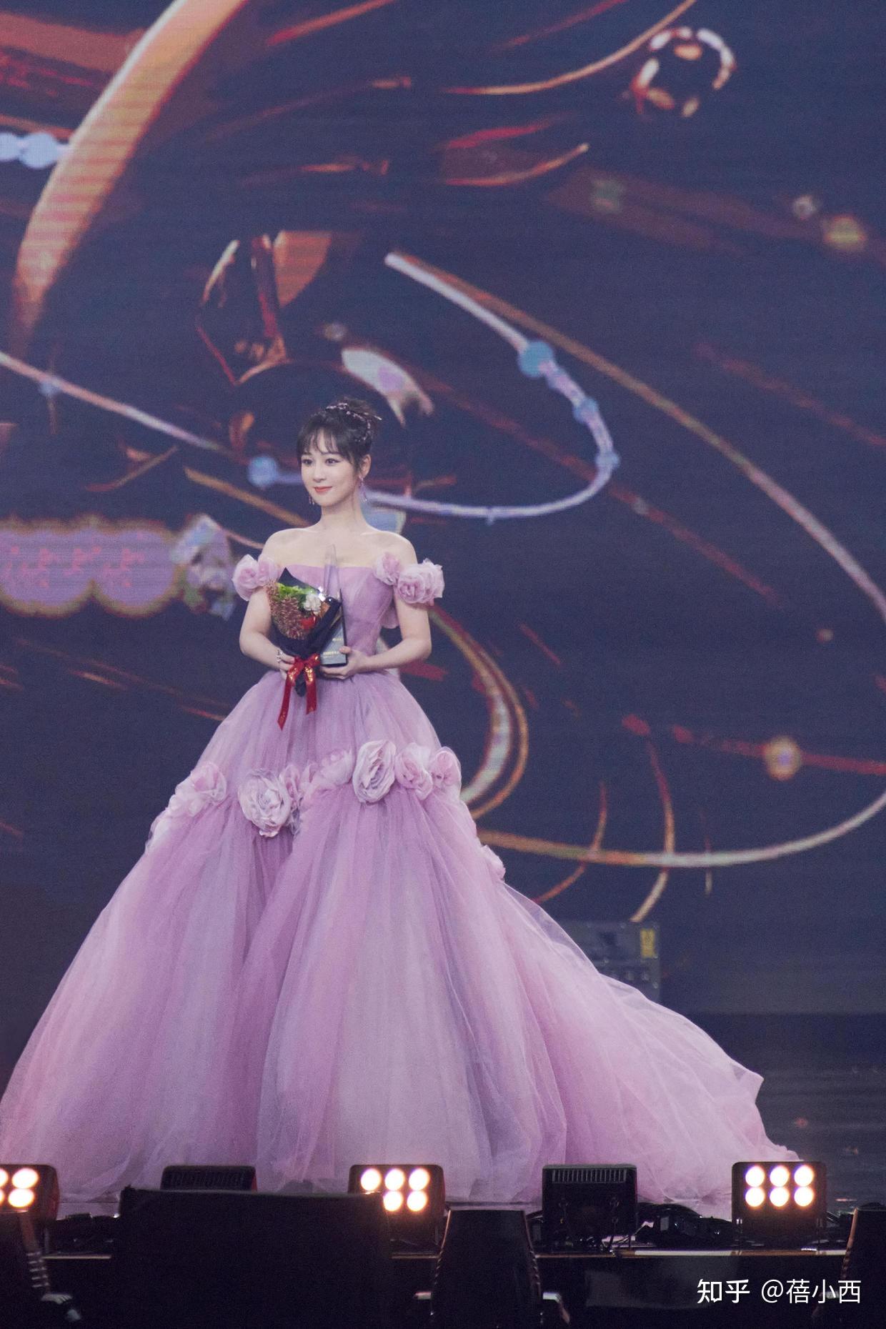 亮点:凸显优雅气质→拖地款礼服格子西装已经成为了流行趋势,不再只是