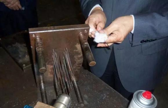 模具顶针润滑打油示范