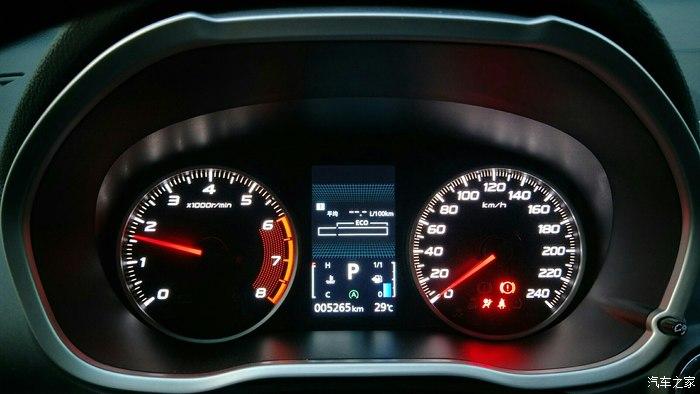 仪表盘简单明了虽然现在很多车型都配备了一体式全景天窗,但是奕歌