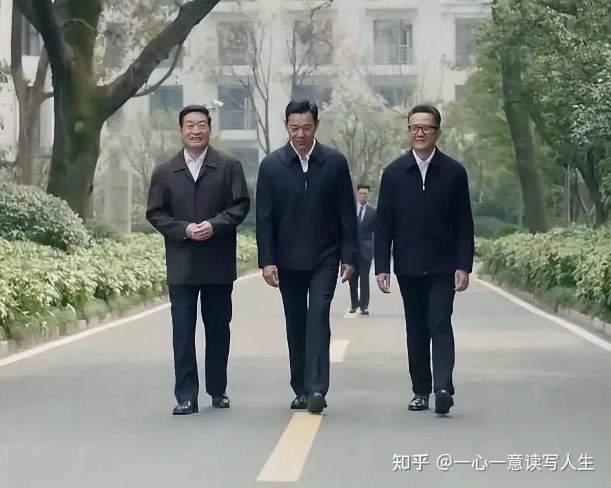 前有局里局气男干部，今有耳钉丝巾女局长，说说干部的公众形象 - 知乎