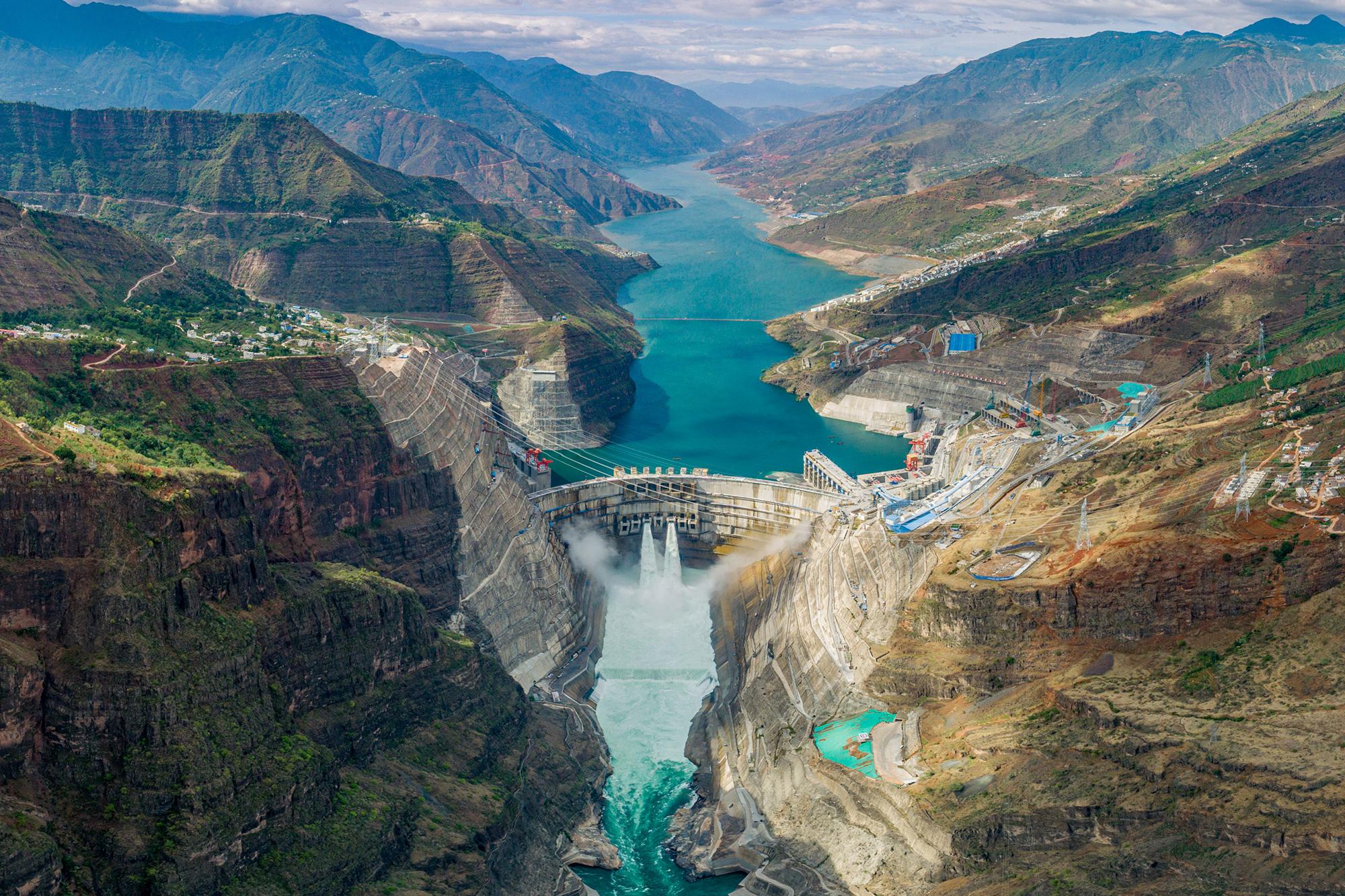 当今世界在建规模最大技术难度最高的金沙江白鹤滩水电站正式投产发电