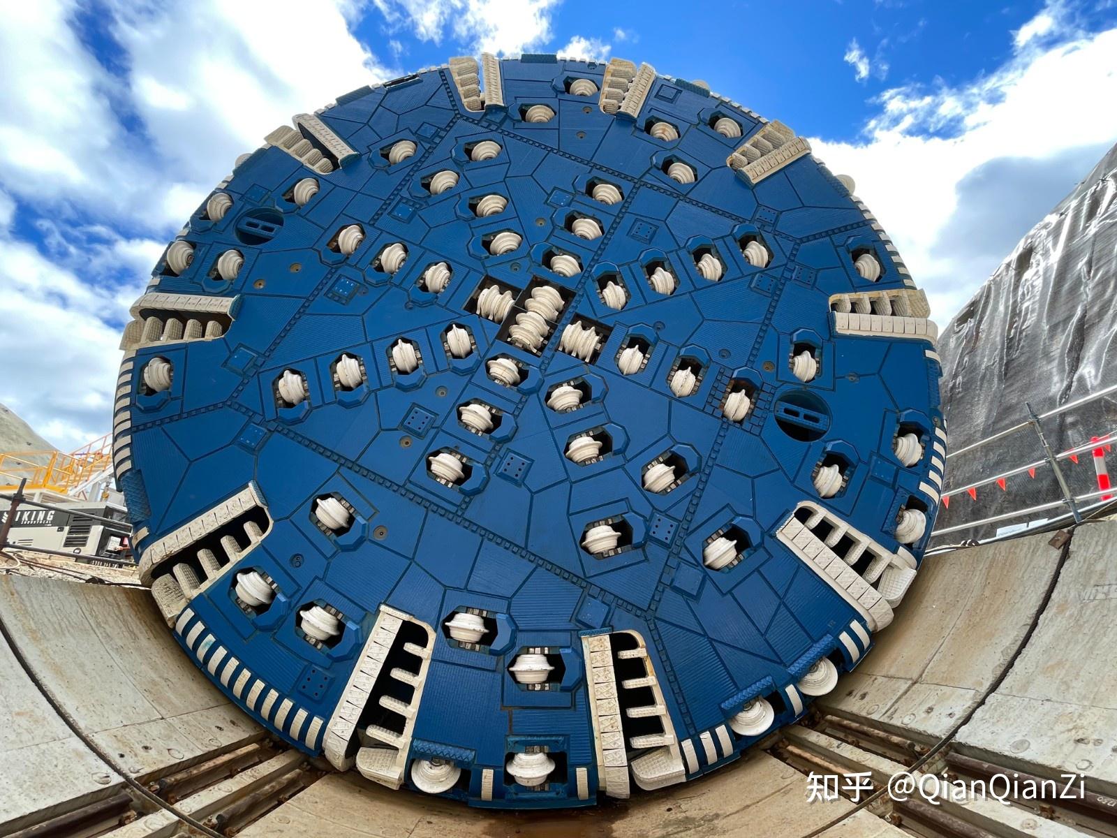 随着超大直径硬岩 tbm (「中铁 783 号」)的刀盘缓缓转动,项目现场