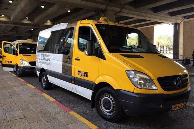 有两种方式,第一,搭乘公交车;第二,坐多人小巴shared taxi.