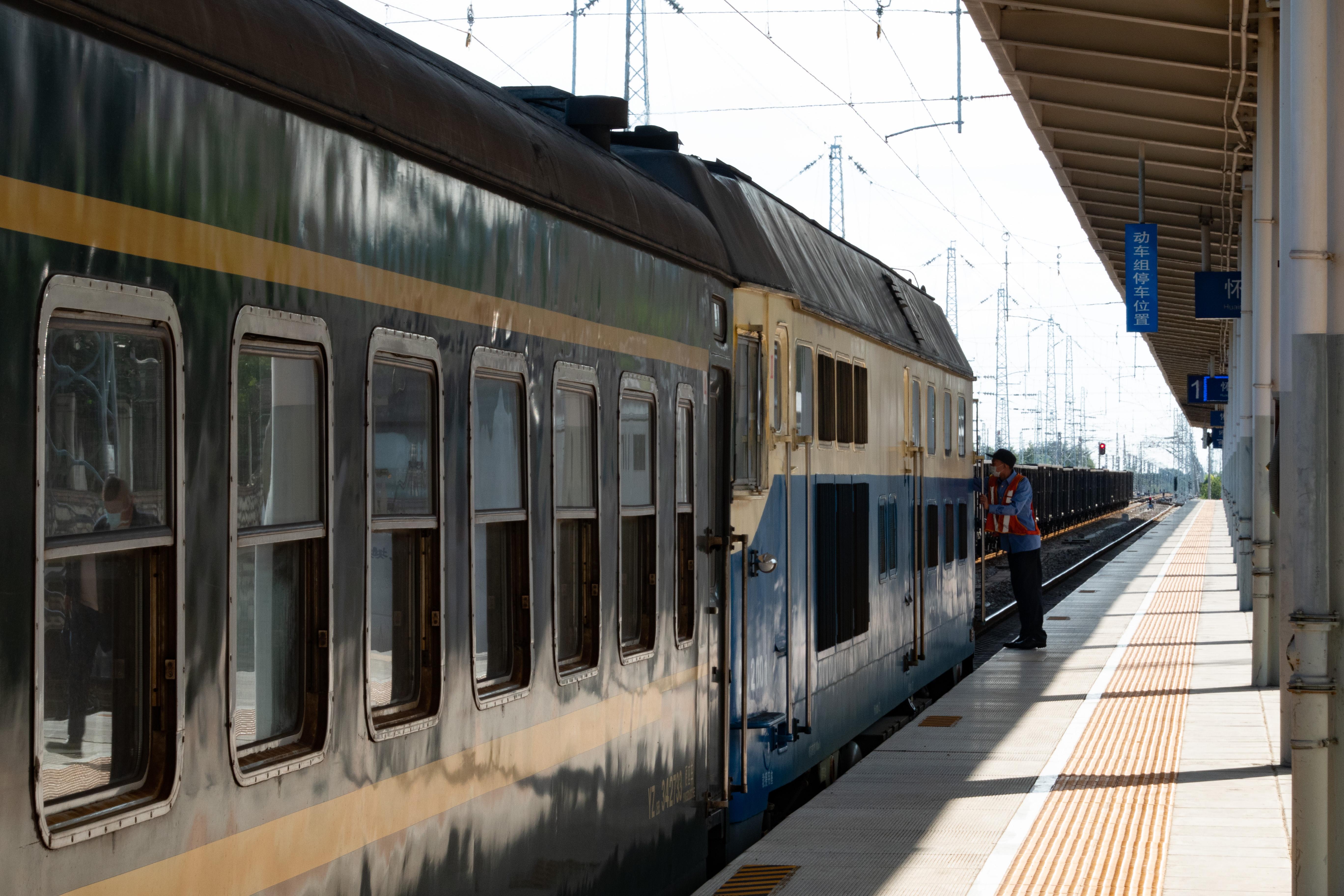 df4c-2001柴油机车yz25b车厢yz25b车厢,顶部留有风扇接口列车上的开水