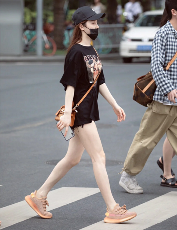 椰子鞋搭配什么裤子衣服好看上图?