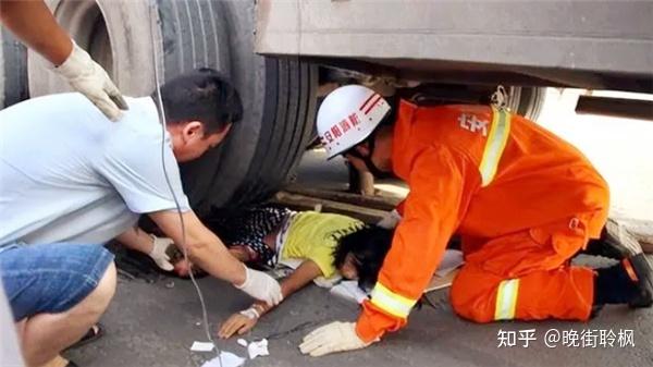 回顾女教师开车撞飞母女脱光阻拦救护车将女童摔死惹众怒