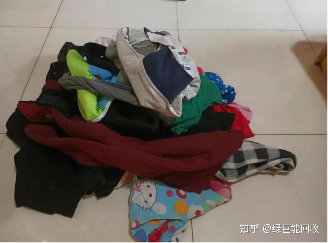 婆婆总是捡一些旧衣服放家里要怎么处理