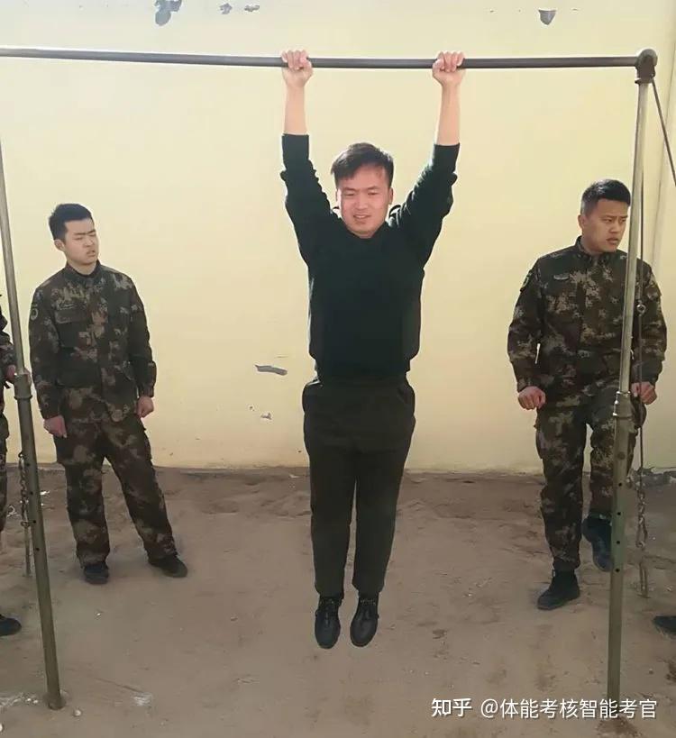 单杠卷身上技巧大于力量