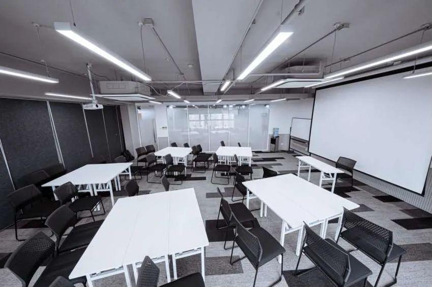 你知道会议室座位有多少种摆法吗?