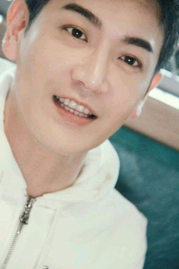 大家有清晰度高的张智尧壁纸吗用来当屏保