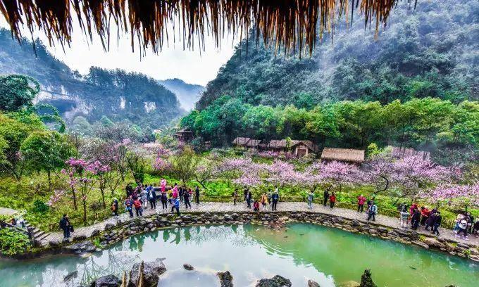 酉阳桃花源景区位于重庆市酉阳土家族苗族自治县,集岩溶地质奇观,秦晋