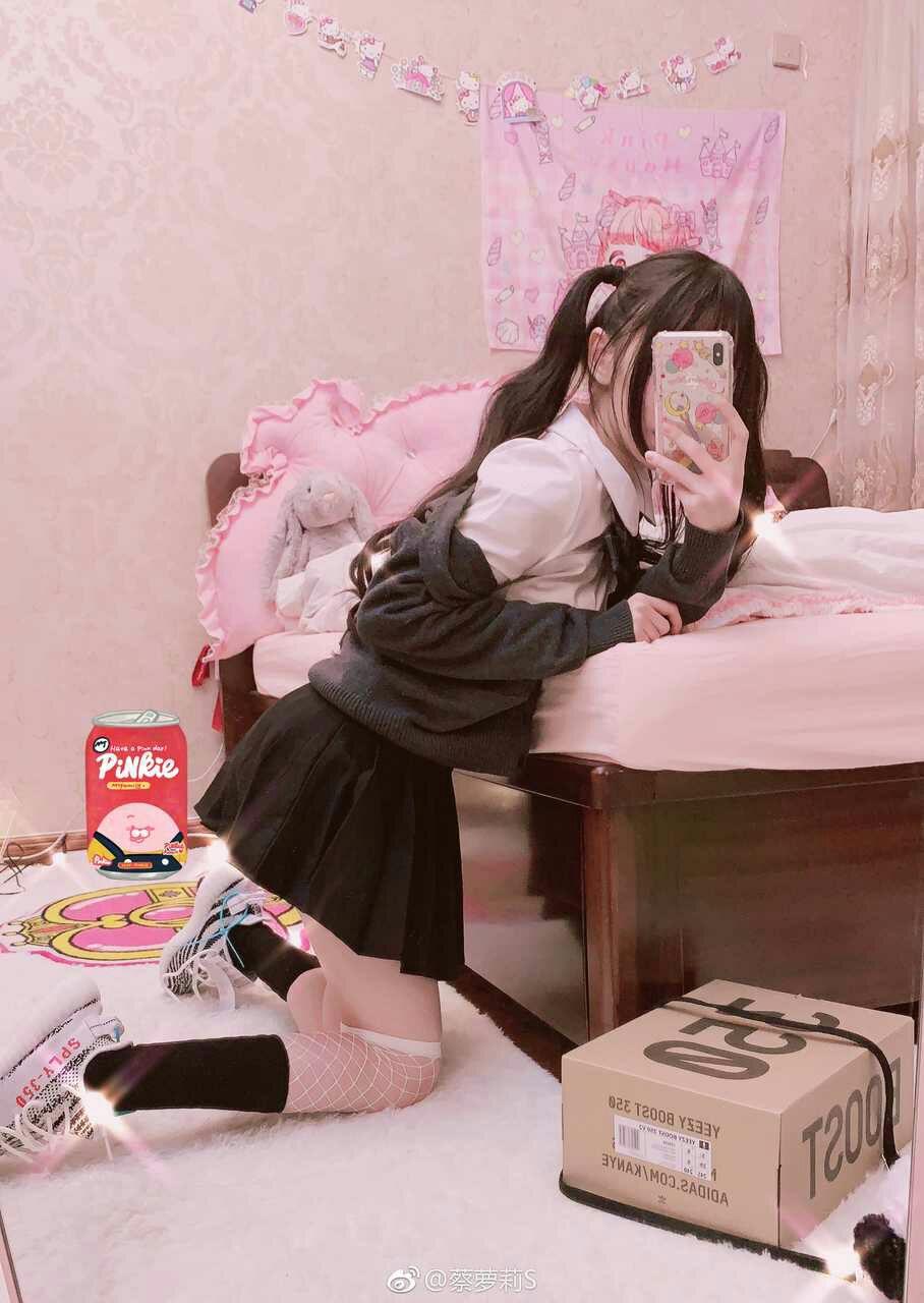 太多了,我就发个目前最新的不知廉耻抹黑jk制服的性暗示自拍.
