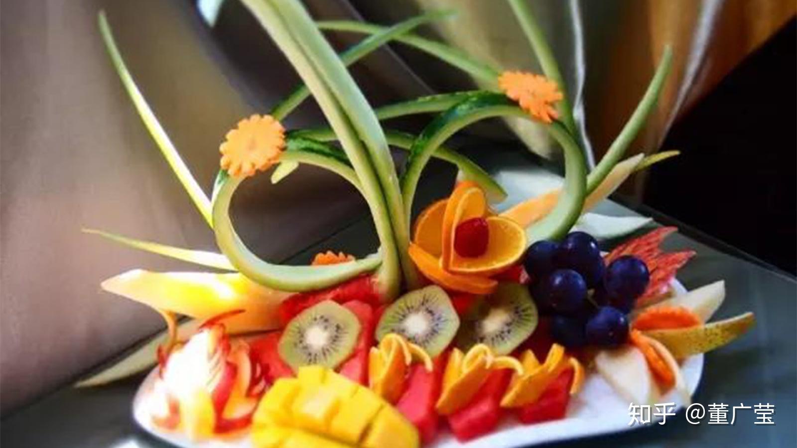 水果拼盘的花样切法小结1,不同的容器有不同的摆法,根据容器形状,摆放