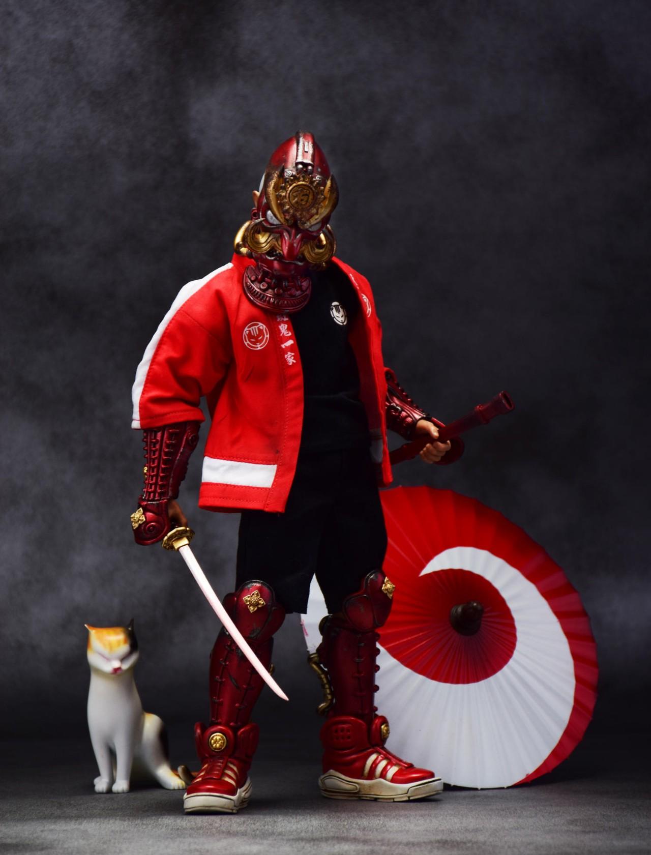 搭配上雨伞与武士刀瞬间热血值满点!与猫咪摆放在一起充满了反差萌.