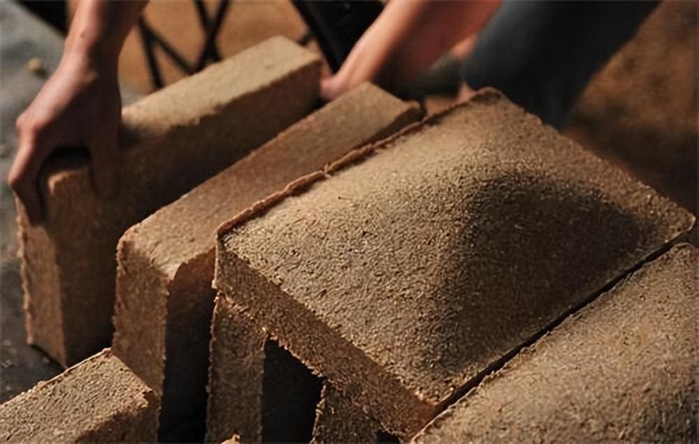 原料是酿造白酒的物质基础,所用粮食必须籽粒饱满,颜色鲜艳,无虫蛀,无