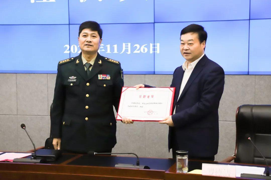 1月28日,娄海,郑春伟先后深入一线督查全县疫情防控工作,并到丰县新型