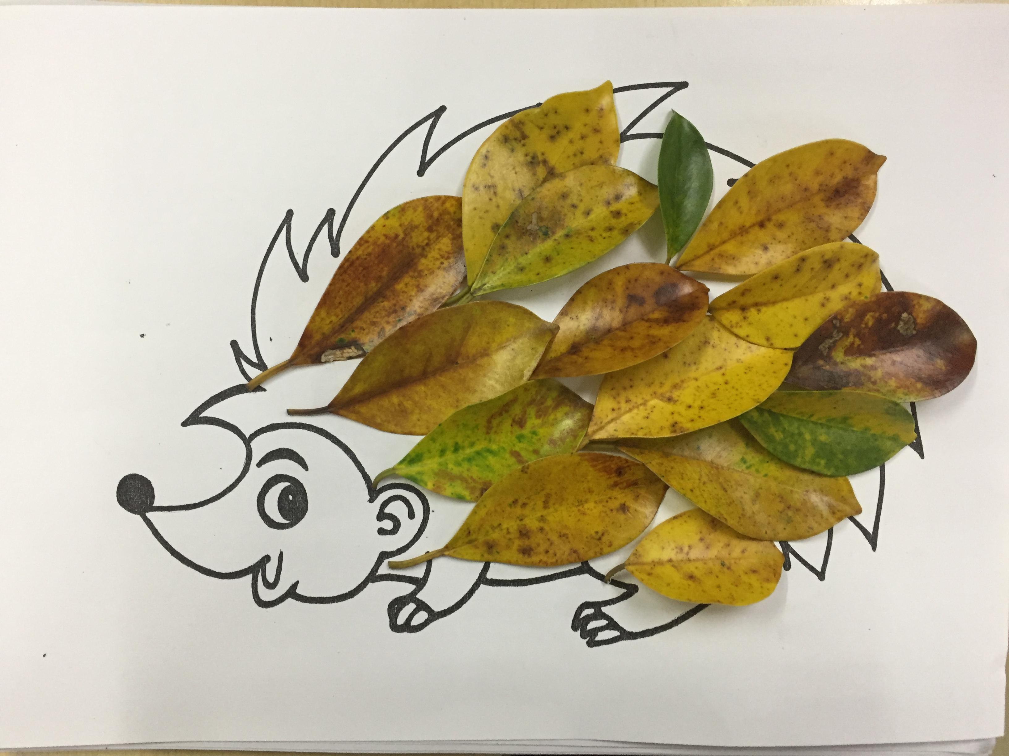 树叶来,那我们就准备好叉子,让孩子用叉子沾上颜料叉出刺猬的刺.