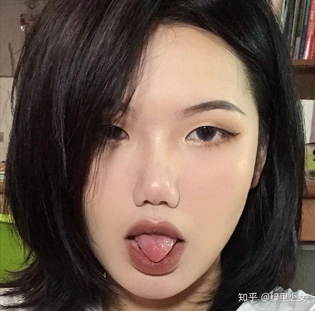 有没有那种单眼皮小眼睛塌鼻梁厚嘴唇但还挺好看的女生?