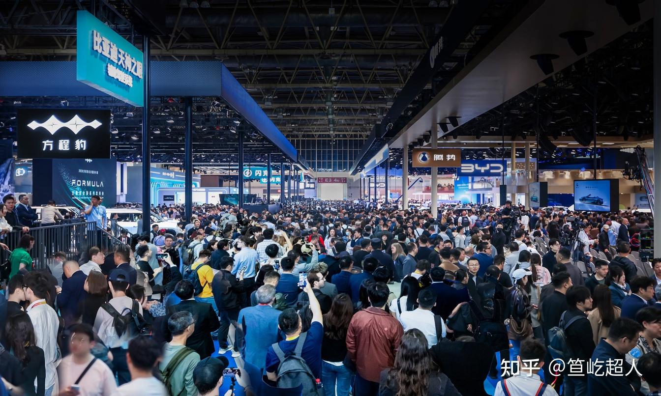 北京车展,比亚迪 E3 馆成老外 “打卡圣地”!