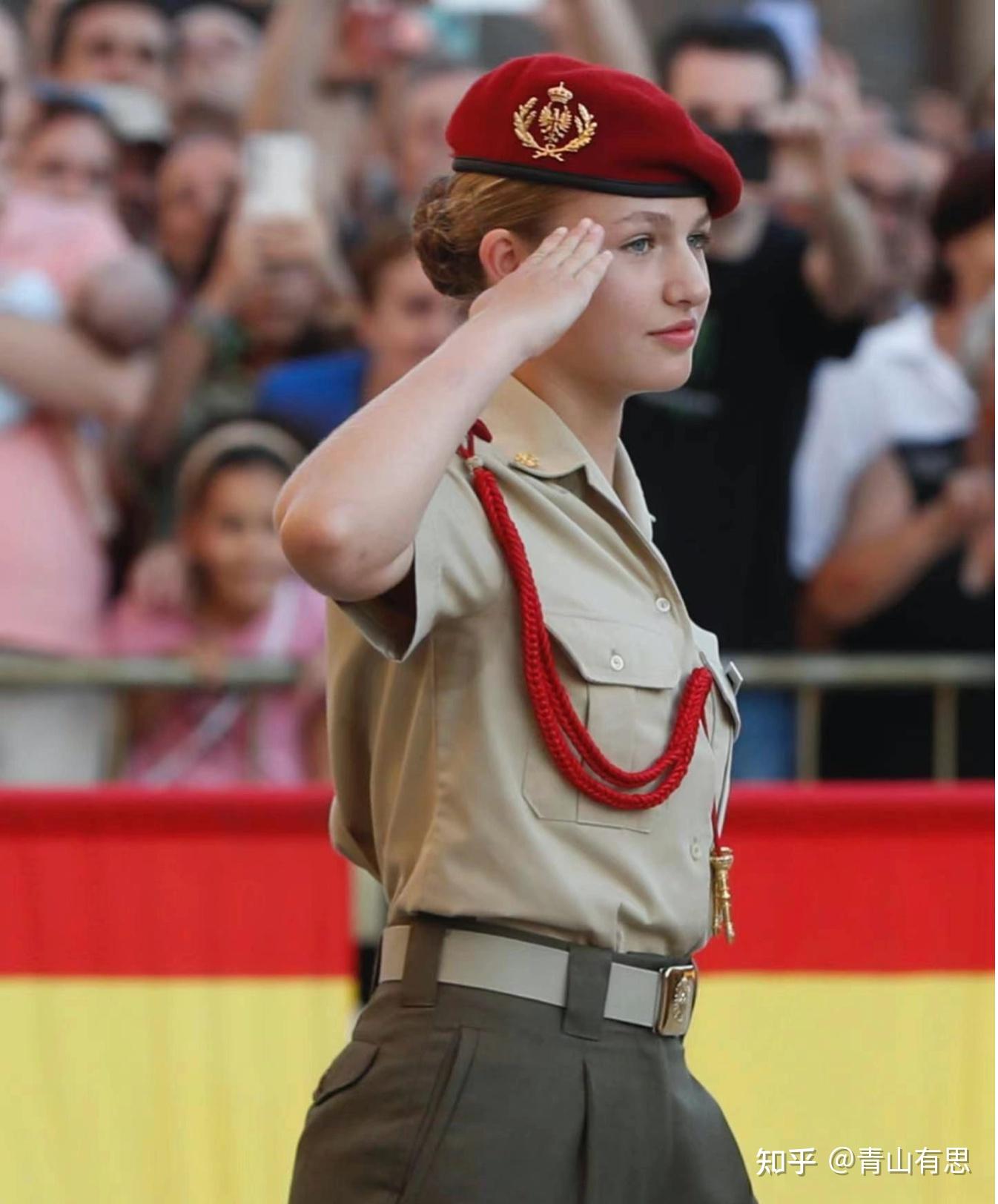 端庄,美丽飒爽像明星般受欢迎君威初显的诺拉,一身军装 红色贝雷帽,一