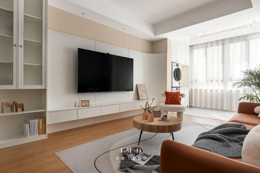 1,曲面造型●设计亮点:通过材质的曲面设计,提升背景墙颜值,弱化阳台