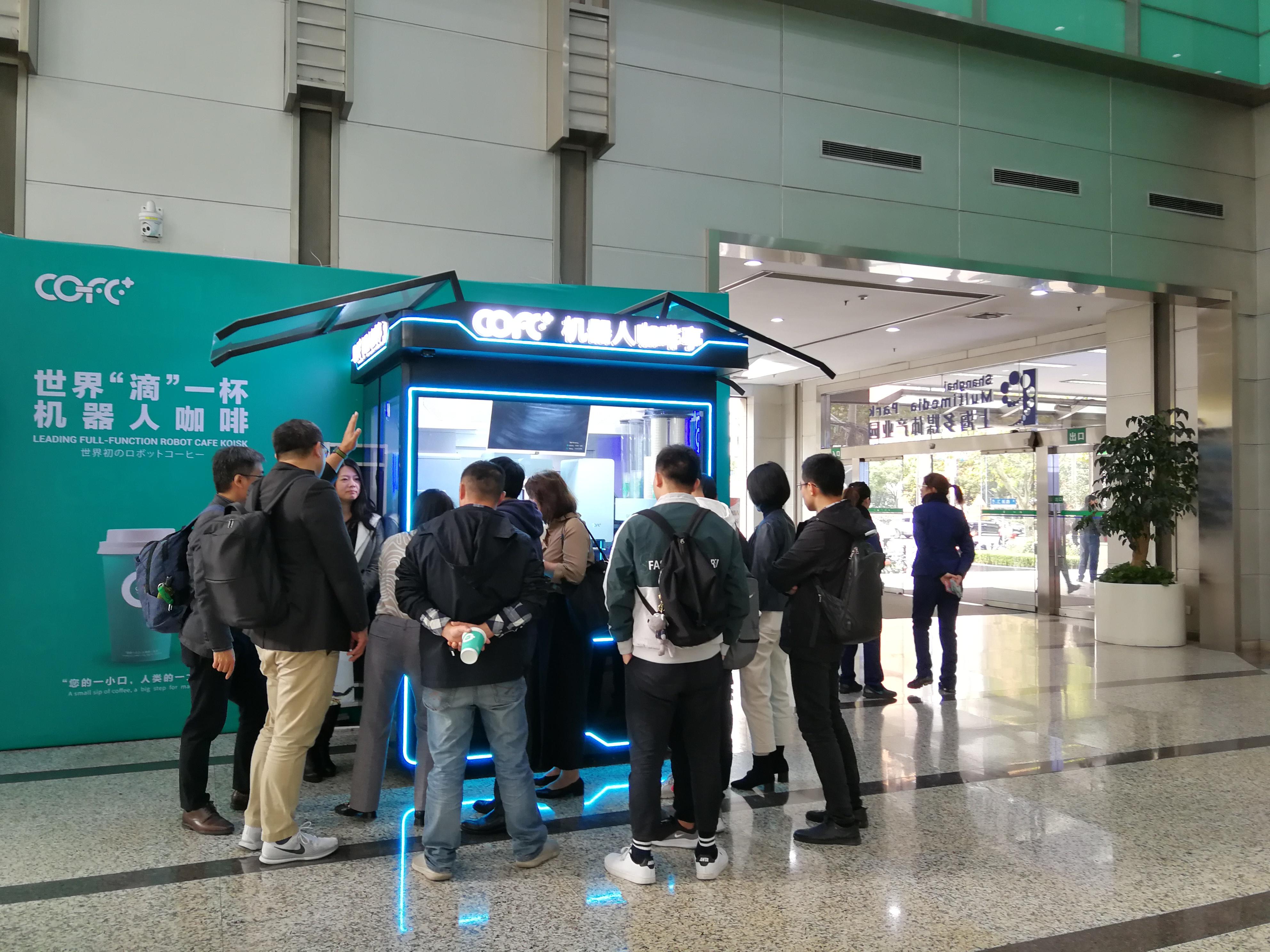 5平米占地,永不疲劳持续制作,使得一杯咖啡的成本直降70%,实体咖啡店