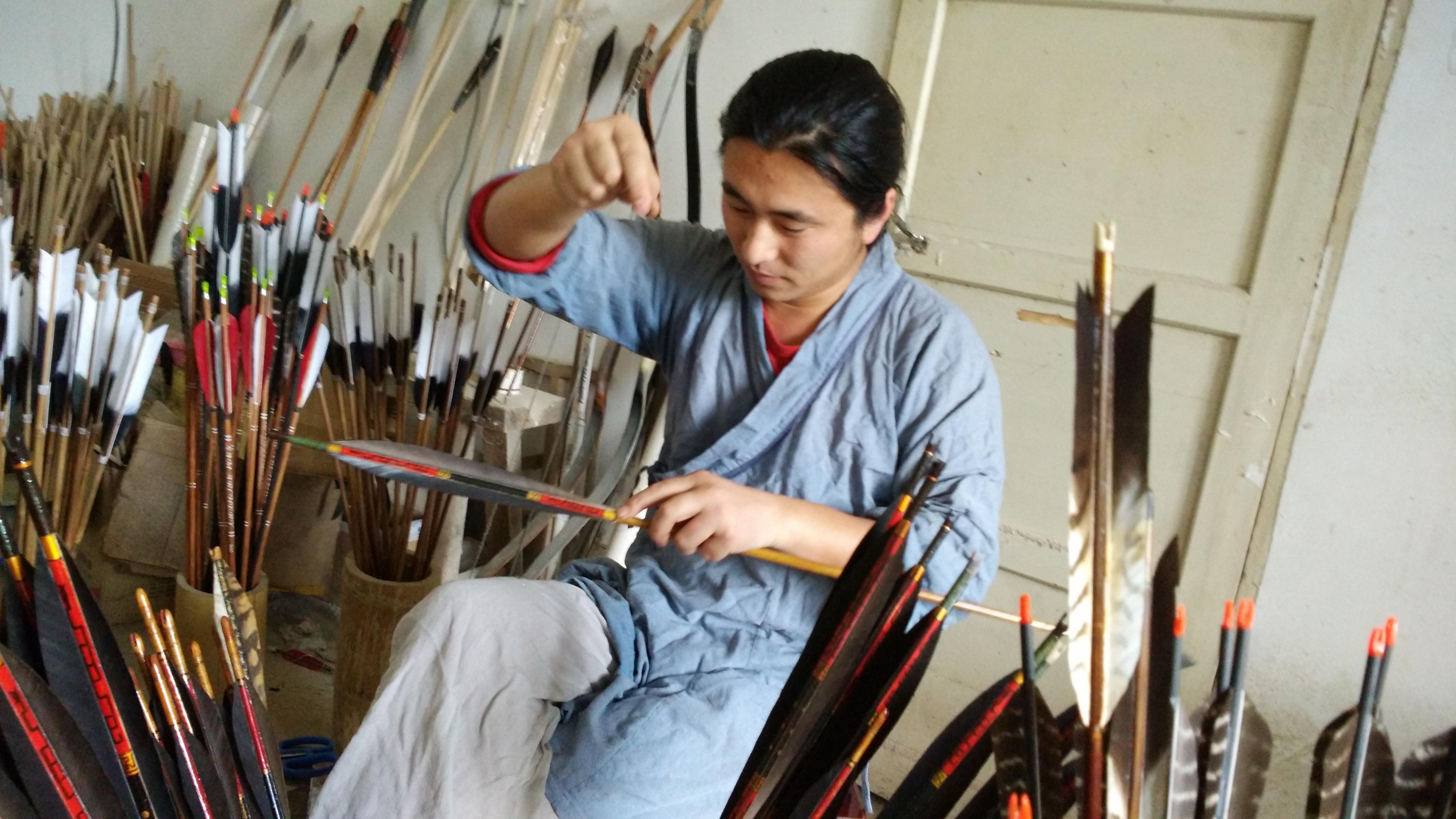 有种神奇的东东叫做风羽箭,顾名思义,以风为羽给箭杆刻槽,制作风羽箭