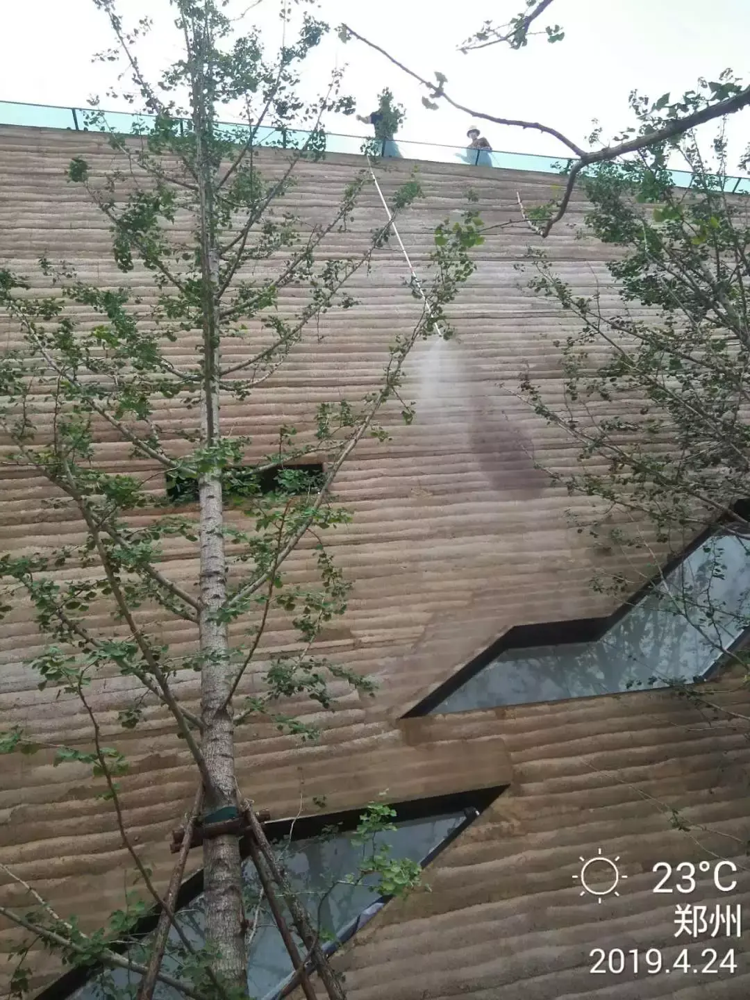 中国最高现代夯土墙的背后:设计师如何让材料介入当代设计进程? - 知乎