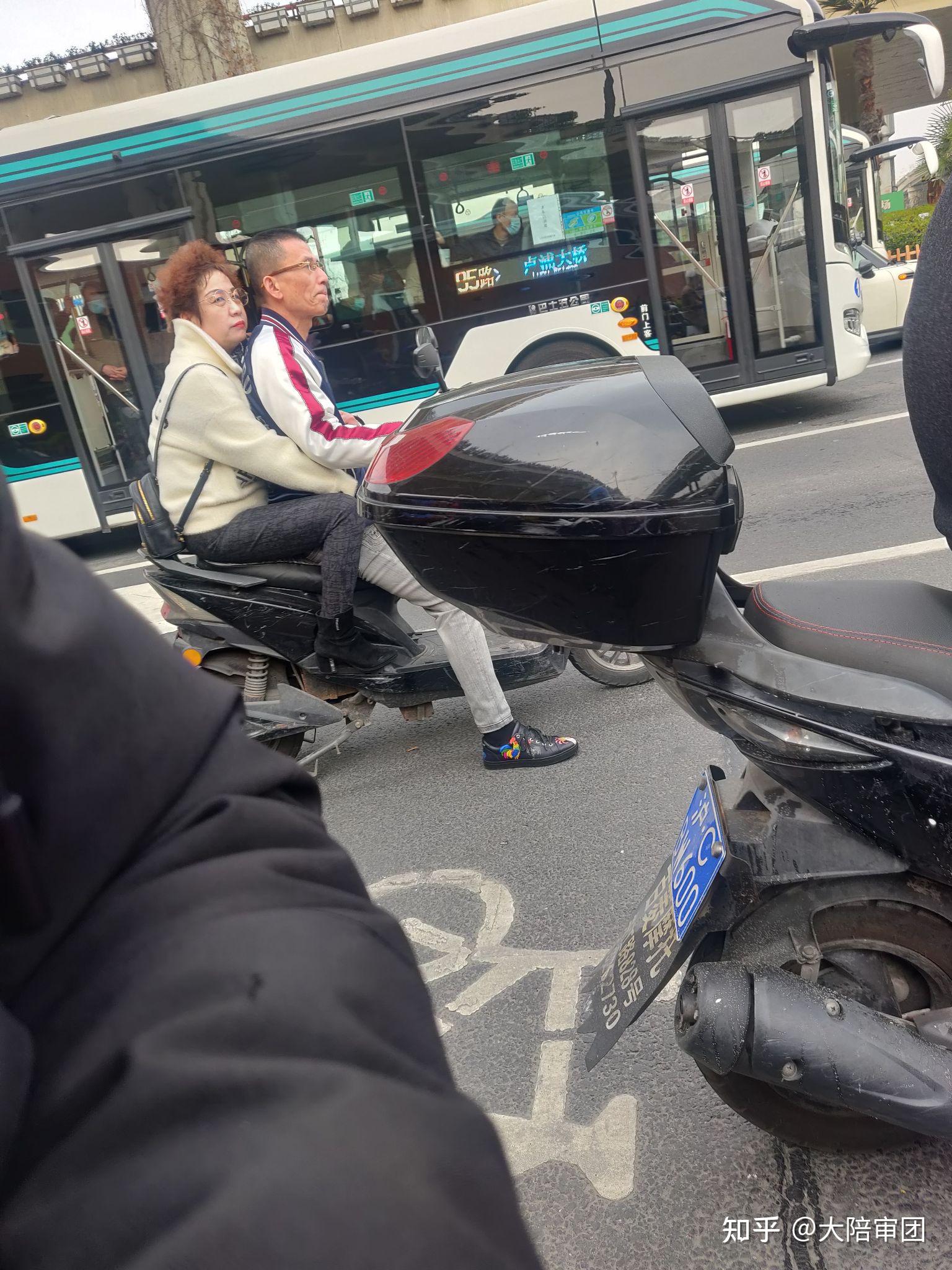 骑电瓶车载人且不戴头盔