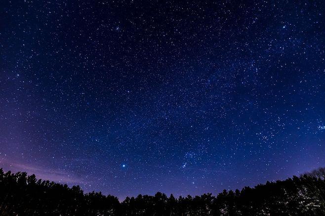 晚上的天空为什么是黄色的 v2-1cb046cc48eb9c4ad6aa672d751c3a14_1440w.jpg?source=172ae18b