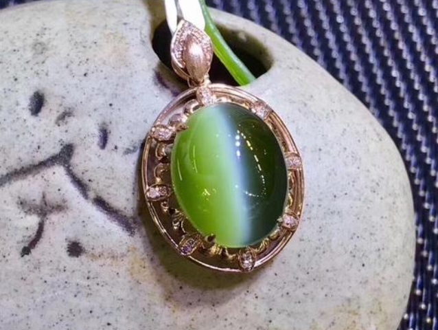 天然和田玉碧玉猫眼ペンダント 緑色 和田玉碧玉猫眼项链（76.2g