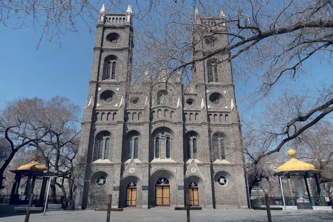 该教堂始建于1908年,由法国传教士戴治逵主持修建,位于呼兰区东大街路