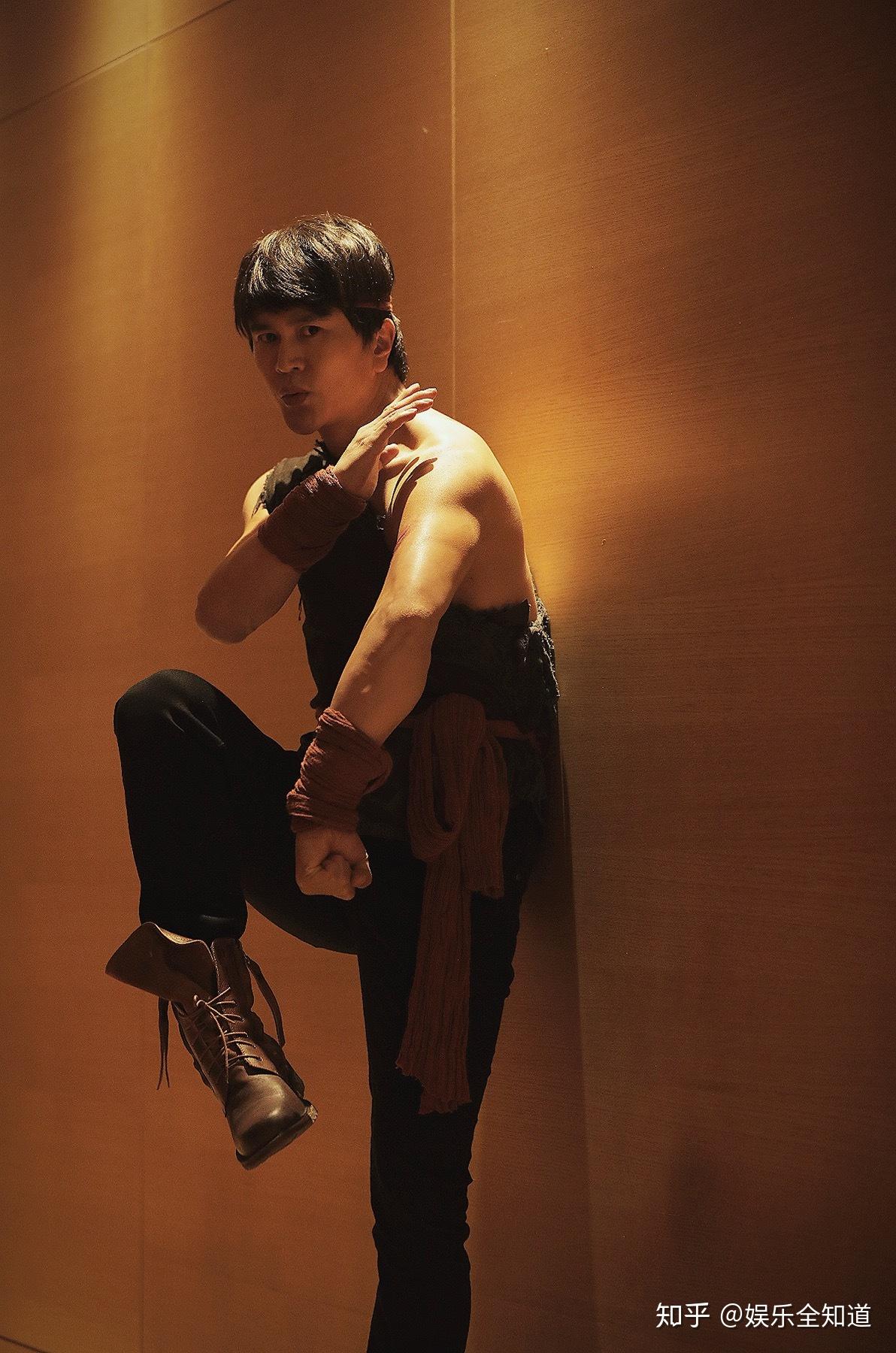 丛林野人现身釜山电影节谷尚蔚首映造型吸睛