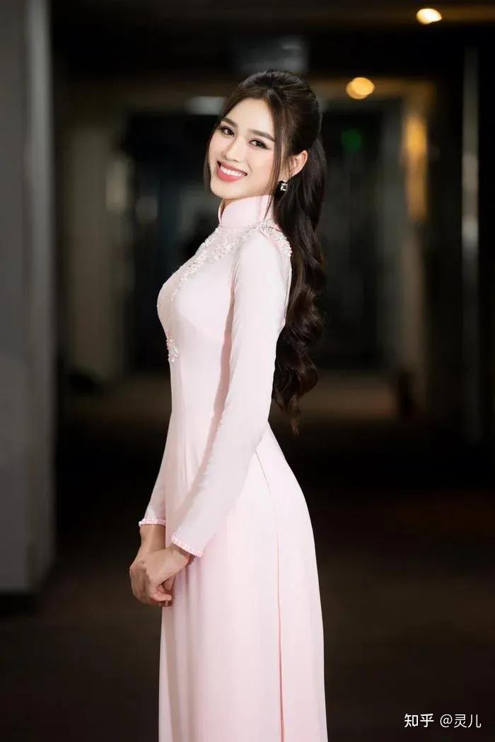 越南选美小姐身穿奥黛撩粉丝:大长腿,白肤,绝美身材