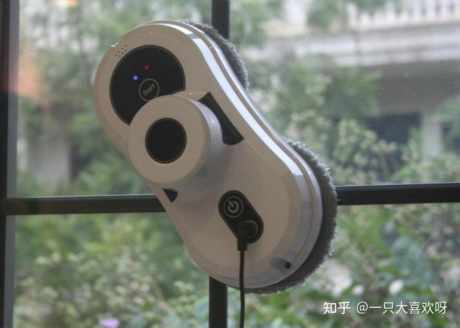 擦窗机器人是智能家居电器中的新成员,你可以把它