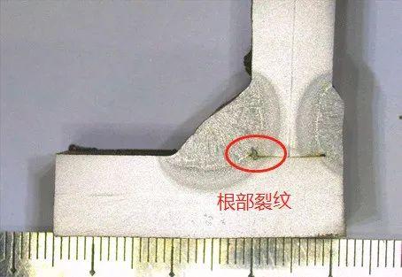 咬边咬边有时也称咬肉,是焊接时由于熔敷金属未完全覆盖在母材的已