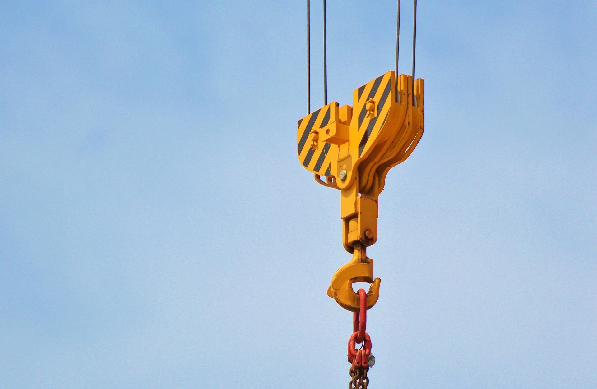 男子吊车作业途中不幸触电身亡保险公司吊车静止也算交通事故法院当然