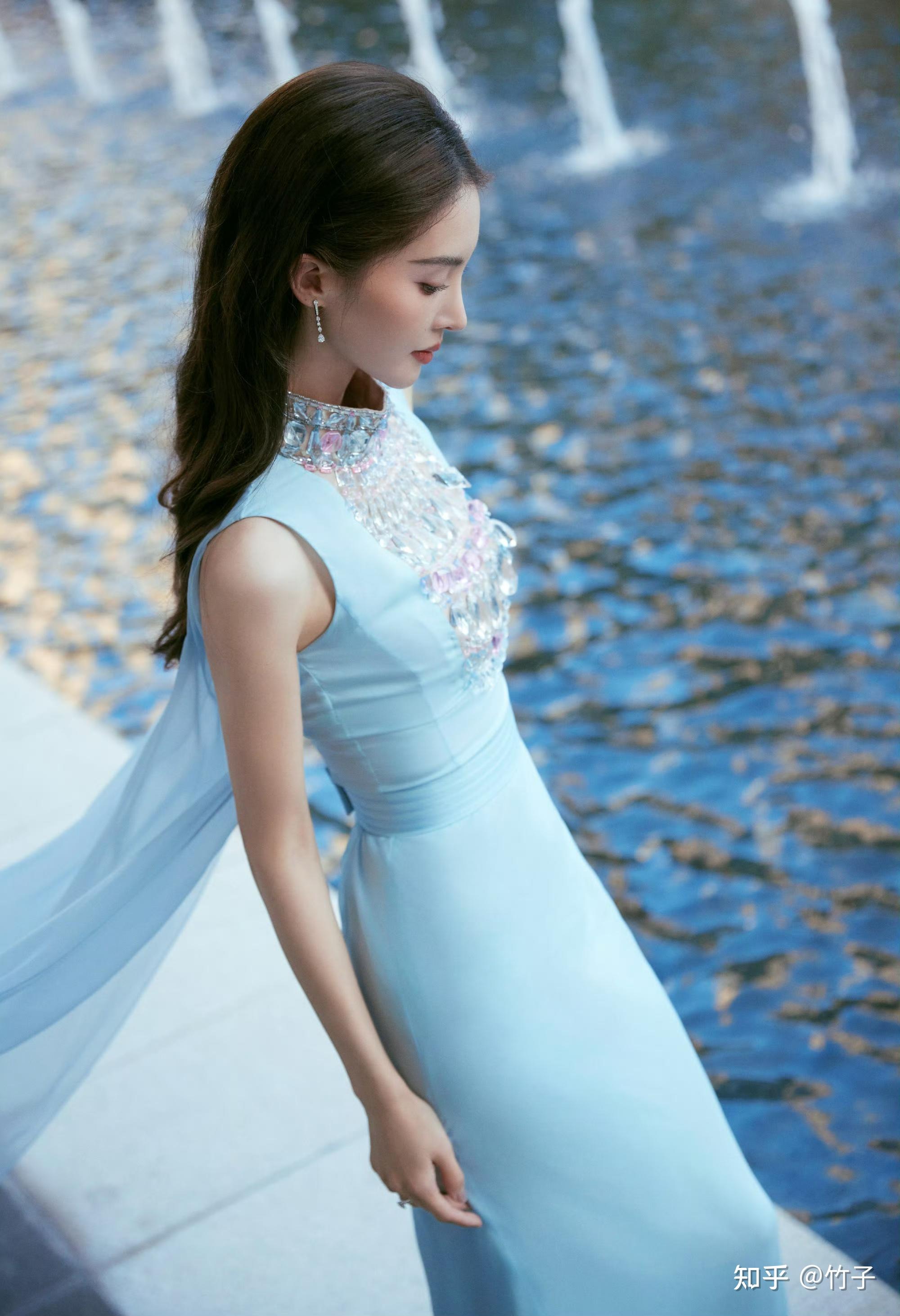 金晨最新美照大放送静谧蓝羽毛礼服裙曼妙飘逸高贵典雅金晨美