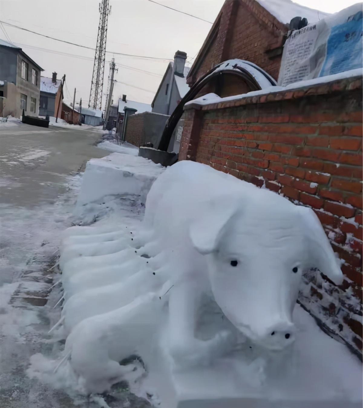 佳木斯 雪雕高铁在村巷落成