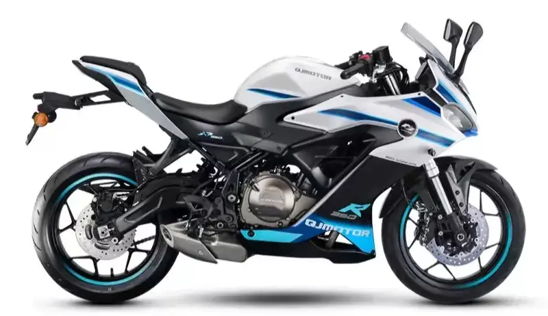 (试驾的皎月白配色)总结:赛350的目标市场应该仍为入门级仿赛,这群人