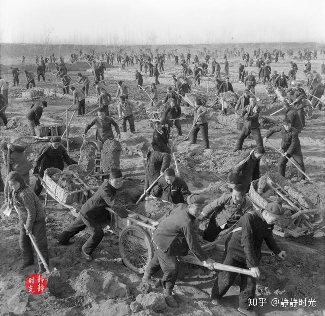 老照片,70年代百姓热火朝天的劳动场面 - 知乎