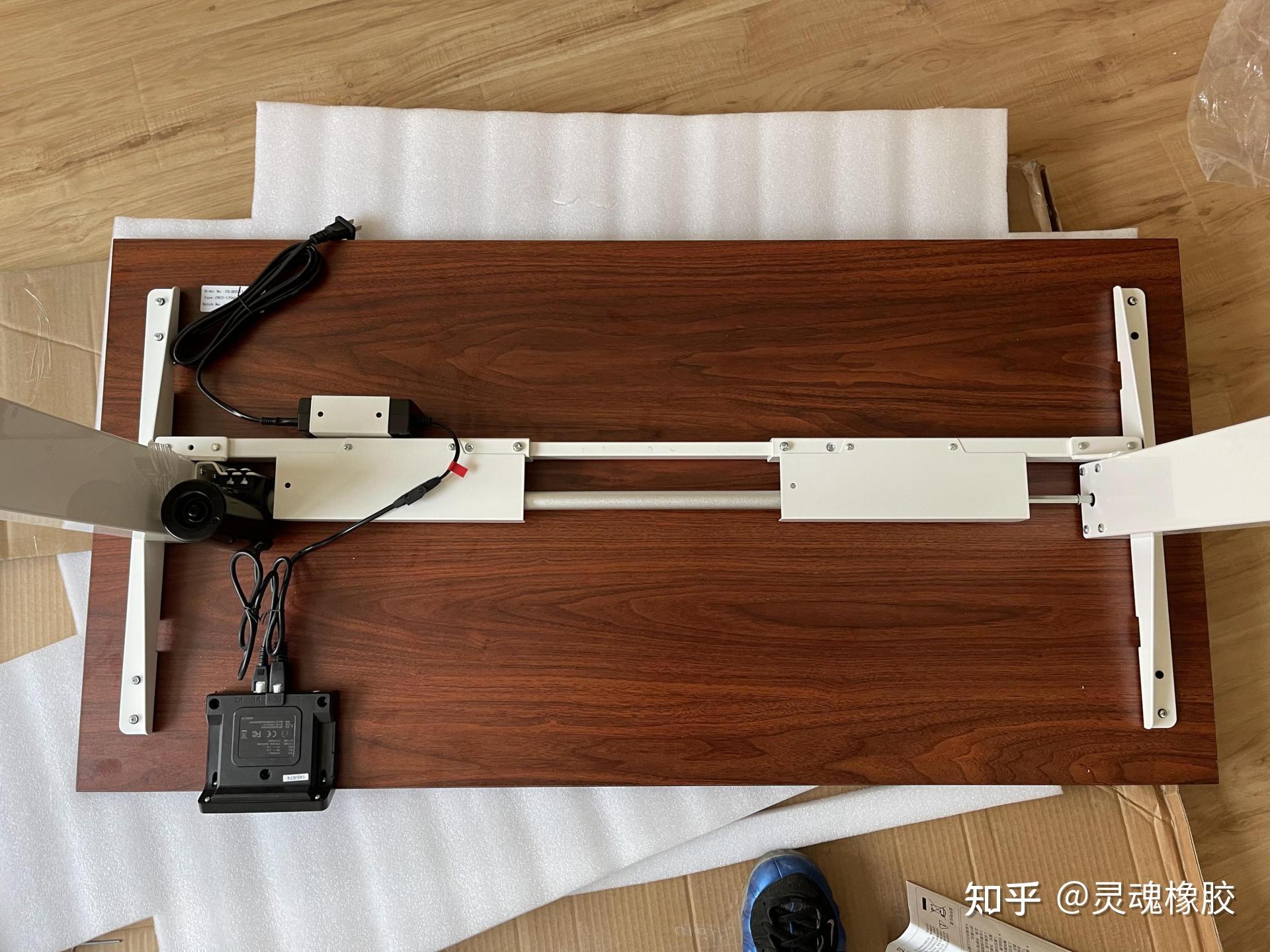 桌腿和其他的部件单独包装,其实fitstand这个牌子是升降桌界"抗把子"