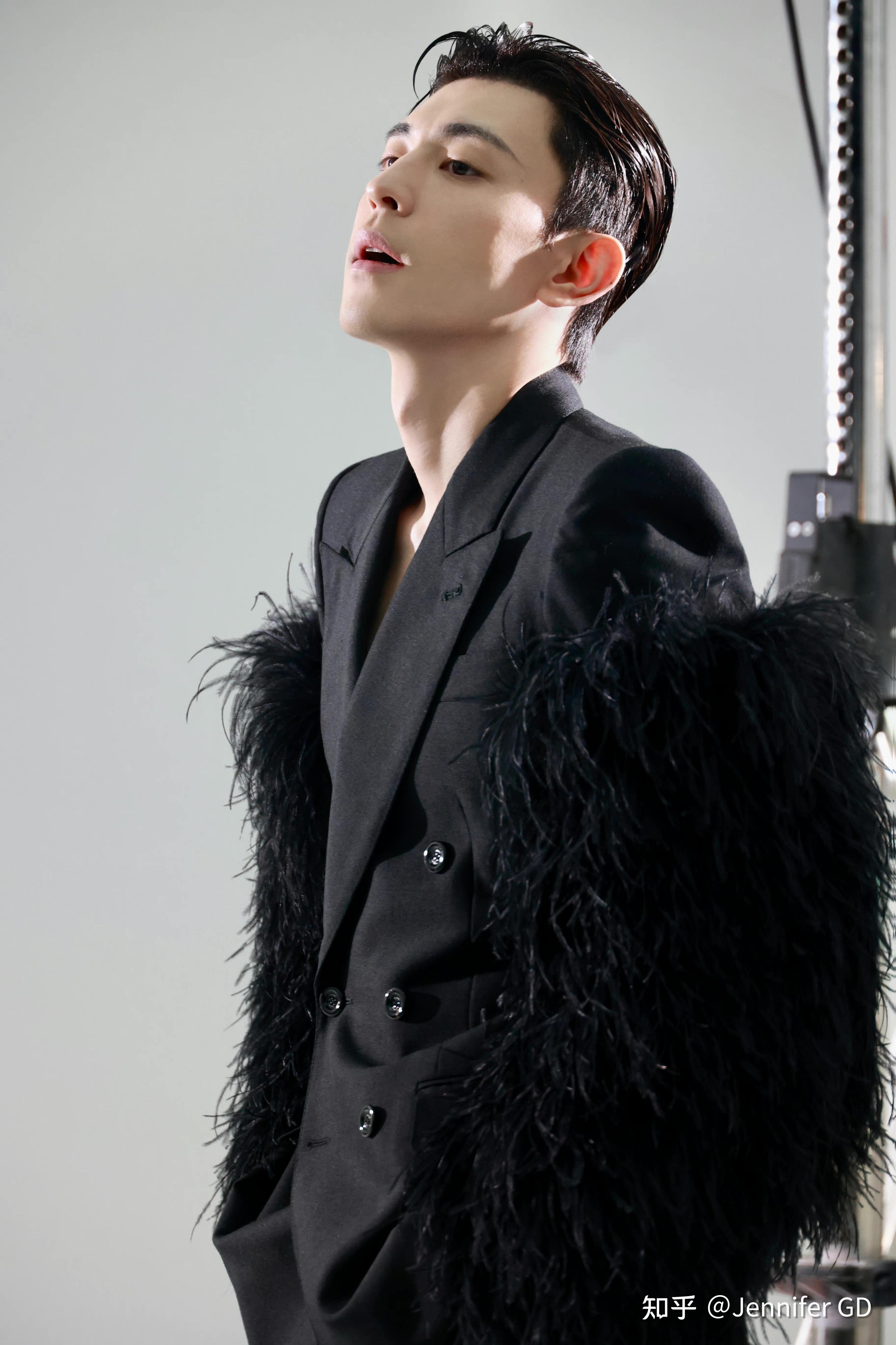 印象中邓伦似乎有好几次都是穿着gucci的成衣拍摄杂志封面.