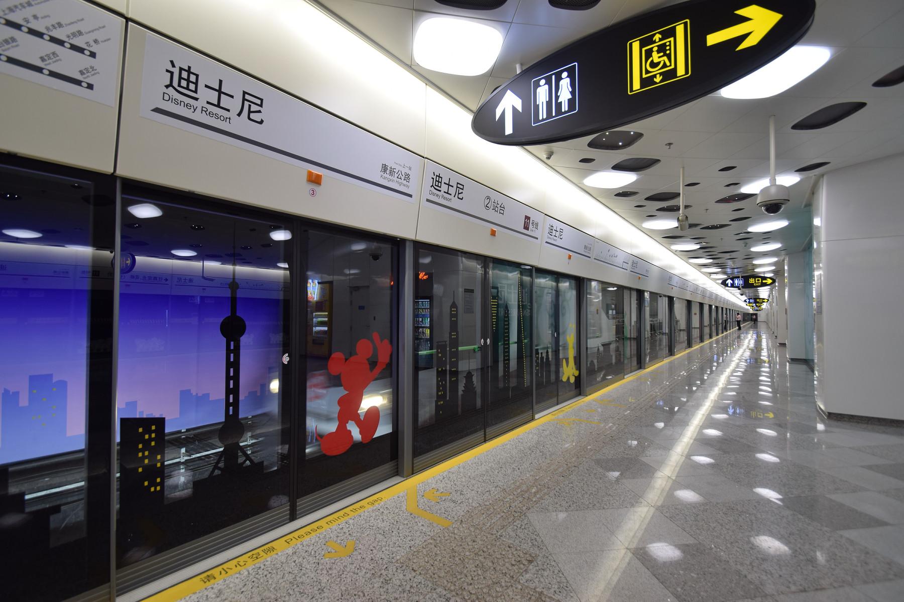 上海地铁站台上的标志图片