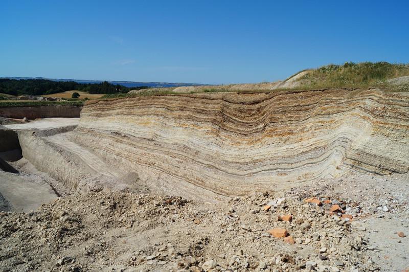 硅藻泥的主要原材是历经亿万年形成的硅藻土,硅藻泥采取生活在数百万