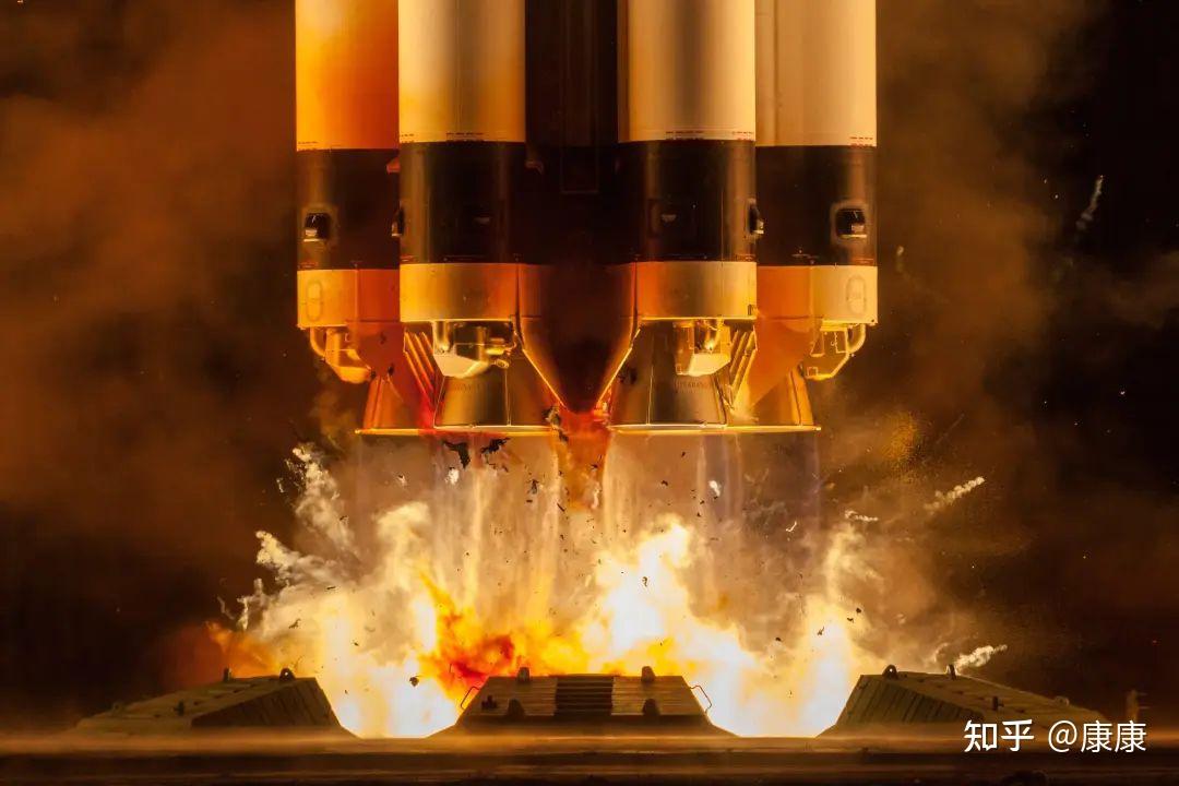 而返回地面的制动火箭系统,供应电能的电池,储气的气瓶,喷嘴等系统