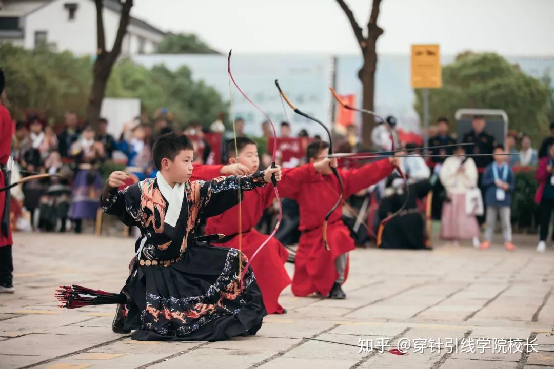 身穿汉服的翩翩公子与佳人西塘汉服文化周着汉家衣裳会天下同袍