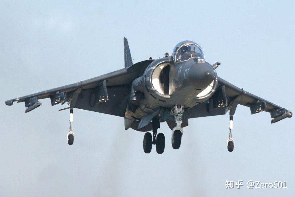 采用了"自行车"式起落架的英国"鹞"式垂直起降战斗机(上)和美国b-52