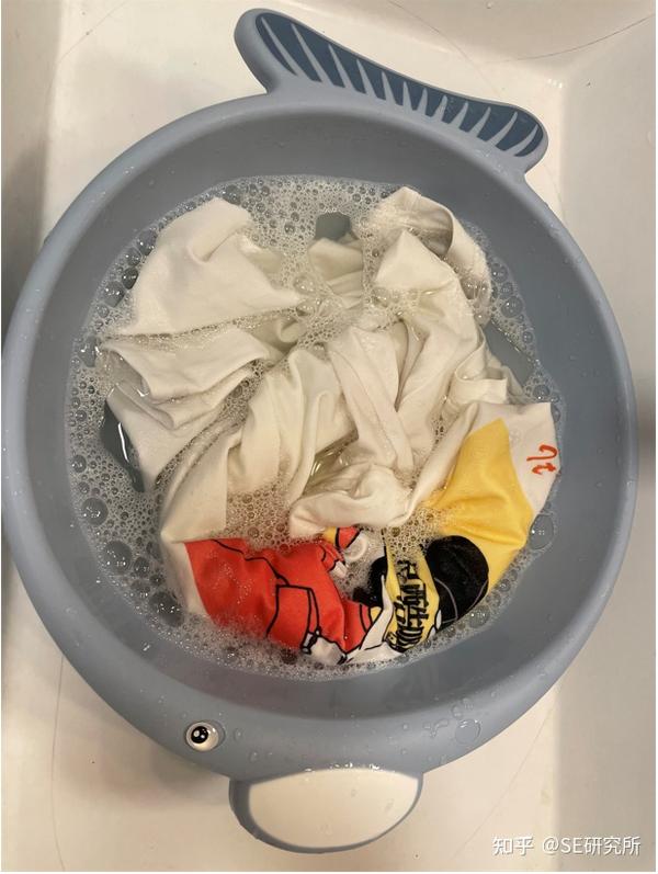 白色衣物被洗衣液荧光剂局部染色怎么办?